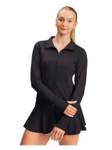 Campera negra de calce ajustado, con cuello alto, cierre frontal y mangas largas con orificios para los pulgares.