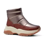 Bota casual marrón con caña corta, parte superior acolchada color bronce y plataforma con suela dentada.