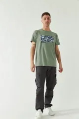 Pantalón cargo para hombre de corte regular, con logo metálico y pasa cinto.