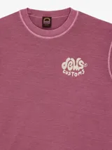 Remera color borgoña con cuello redondo y mangas cortas. Estampado pequeño en el pecho con el logo de la marca Deus Ex Machina.