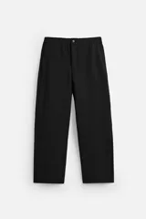 Pantalón negro de corte recto con cintura elástica, bolsillos laterales y un bolsillo trasero de ojal.