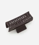 Pinza para el pelo rectangular color marrón oscuro, de plástico gomoso con abertura rectangular en el centro.