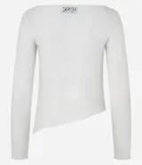 Blusa de manga larga confeccionada en encaje floral texturizado, con forro y bajo asimétrico.