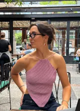 Top tejido al crochet color lila, con tirantes finos que se atan al cuello y espalda descubierta.