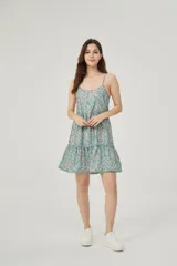 Vestido corto con estampado floral, breteles finos, corte holgado y cuello redondo.