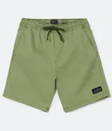 Bermuda celeste de sarga con cintura elástica ajustable con cordón, bolsillos laterales y traseros, y etiqueta con logo en la parte inferior.