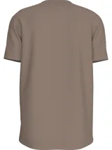 Remera color marrón claro de corte recto y mangas cortas. Presenta un bolsillo en el pecho con el monograma de Calvin Klein Jeans enmarcado en una caja.