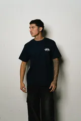 Remera azul marino de corte regular fit, confeccionada en jersey de algodón. Estampa frontal pequeña y estampa grande en la espalda con el logo de la marca en color blanco.