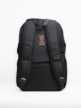 Mochila negra con detalles en rojo, con múltiples compartimentos y cierre con cremallera.