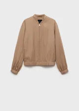 Chaqueta bomber color beige con cierre frontal, cuello mao y puños elásticos.