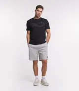 Bermuda masculina de sarga lavada color gris claro, con lazo en la cintura y bolsillos laterales.