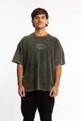 Combo de remerón gris de corte suelto y baby tee a juego, ambos con diseño gráfico.
