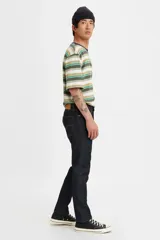 Pantalón de jean azul oscuro, corte skinny, tiro medio y bajo stretch.