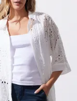 Cardigan blanco con calados tipo broderie, de manga 3/4 amplia.