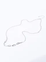 Collar plateado con cadena de eslabones grandes.