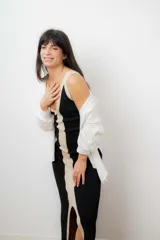 Vestido largo de punto negro con escote en V y franja vertical color beige.