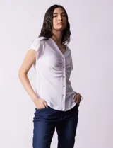 Remera blanca de lino, marca Zac & Rachel, con escote en V, abertura con botones y frunce en la parte delantera.