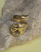 Anillo plateado con forma orgánica irregular, similar a un crustáceo marino.