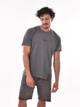 Remera celeste de corte recto y mangas cortas, con estampado pequeño en el pecho.