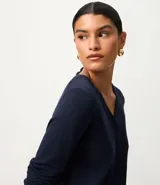 Cardigan blanco de viscosa con cuello en V, cierre frontal de botones y mangas largas.