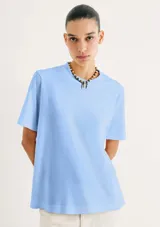 Remera celeste de corte recto, cuello redondo y mangas cortas.