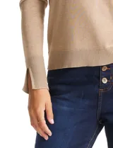 Polera tejida en hilado fino color verde oscuro, de manga larga con tajo en el puño y cuello alto.