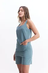 Mono corto color ladrillo, con breteles anchos, escote cuadrado y bolsillos delanteros.