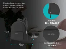 Mochila verde con textura símil cuero, cierre superior y bolsillo frontal con cierre.