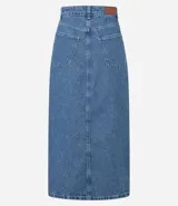 Pollera midi de jean azul con cintura alta, trabillas, cierre con botón y cremallera, y abertura delantera.
