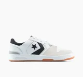Championes urbanos Converse modelo CL98, color blanco con detalles en negro y suela de goma color caramelo. Presentan el logo de la estrella en el lateral y puntera perforada.