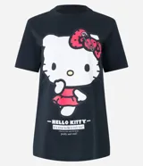 Remera negra de algodón con cuello redondo y mangas cortas. Estampado frontal de Hello Kitty vestida como una estrella de rock.
