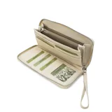 Billetera larga negra con cierre perimetral y placa metálica con logo. Posee múltiples compartimentos internos para tarjetas y documentos, además de un bolsillo con cierre interior. Incluye correa de mano desmontable.