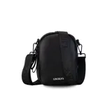 Bandolera pequeña de símil cuero negro, con forma rectangular y esquinas redondeadas. Posee doble cierre en la parte superior y correa ajustable de tela negra con logo repetido.