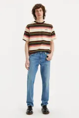 Pantalón de jean de calce slim fit, color azul medio, con tiro medio y confeccionado en tejido denim elástico. Modelo Levi's 511.