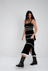 Vestido largo tejido a crochet, color negro con rayas horizontales blancas.