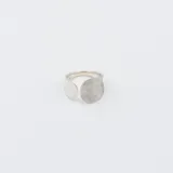 Anillo abierto de plata 925 con acabado satinado y dos apliques en forma de lágrima en los extremos.