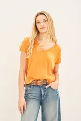 Remera color naranja de algodón peruano, con escote en V y mangas cortas.