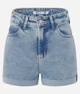 Short de jeans celeste con cintura alta, trabillas, bolsillos delanteros y traseros, cierre con botón y cremallera, y ruedo doblado con terminación deshilachada.