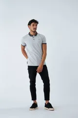 Remera tipo polo color ocre, de corte clásico, con cuello y mangas con terminaciones a contratono en azul marino y blanco.