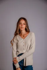 Blusa de morley elastizado color beige, de calce ajustado y mangas largas.