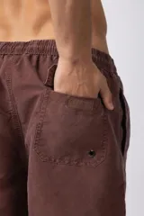 Short de baño gris con cintura elastizada y cordón ajustable. Tiene bolsillos laterales y logo de la marca en la pierna derecha.