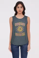 Musculosa sin mangas color terracota con estampado gráfico de guitarra y texto 'Rock & Roll'.