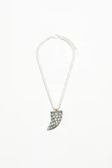 Collar con cadena tipo víbora color plateado y dije con forma de cuerno en metal con incrustaciones de piedras de colores.