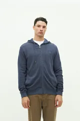 Campera verde militar de felpa con capucha ajustable y cierre frontal. Tiene un pequeño logo estampado en el pecho.
