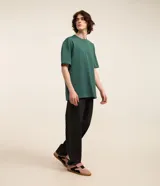 Remera relaxed de algodón con efecto grueso, color azul marino, cuello redondo y manga corta.