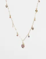 Collar corto dorado con cadena de eslabones y dijes colgantes de corazones con strass, corazones de metal y cuentas de colores.