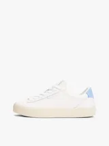Zapatillas blancas de cuero con cordones, suela cupsole color crema y talón celeste.