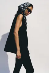 Pañuelo cuadrado de tela suave con estampado abstracto de cebra en blanco y negro.