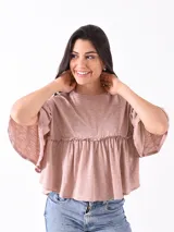Blusa color rosa melange con mangas cortas acampanadas y detalle de volados en el pecho.