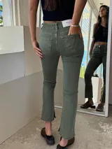 Jean color burdeos de corte recto, con detalles clásicos como cinco bolsillos y cierre frontal.